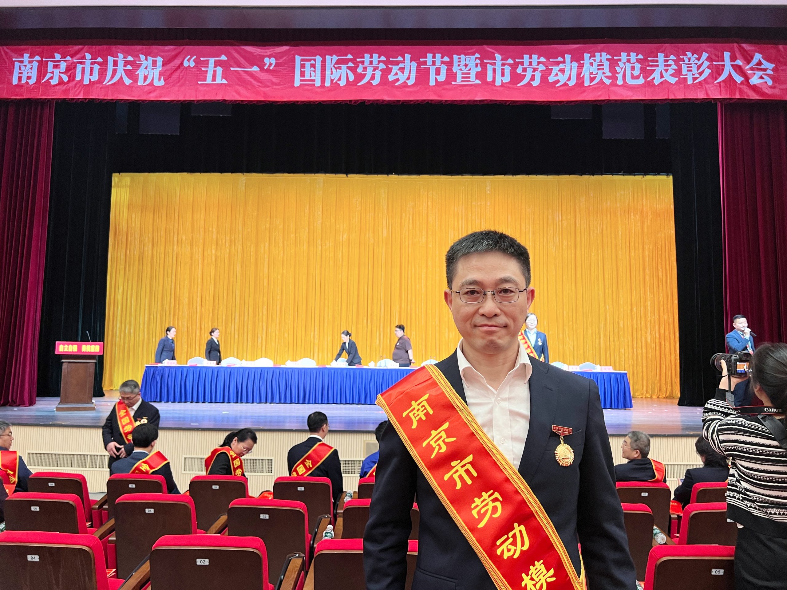 喜报 | 鼎华智能董事长金波荣获“南京市劳动模范”荣誉称号